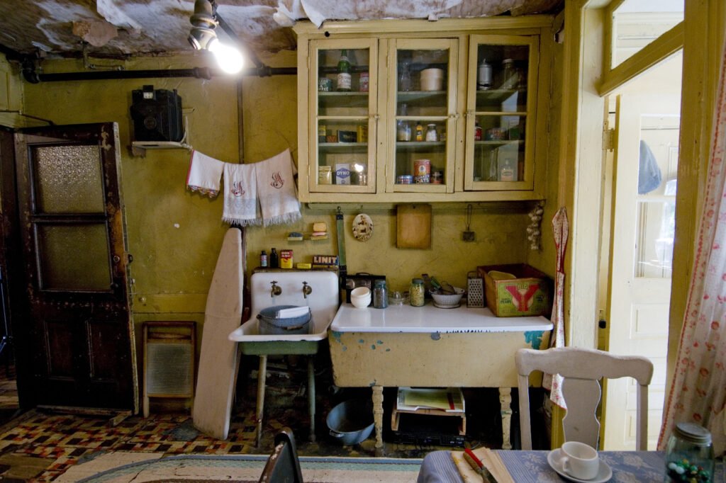 tenement_museum_interior2.jpg